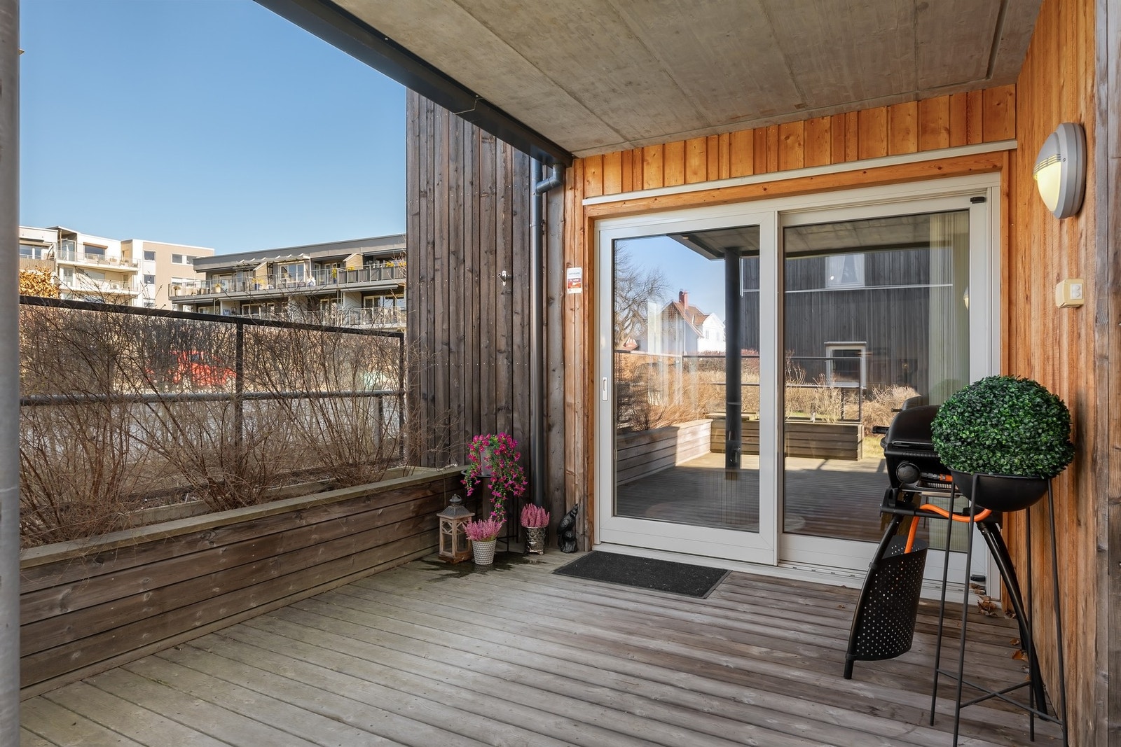 Fra stue er det utgang til overbygget terrasse Galleribilde