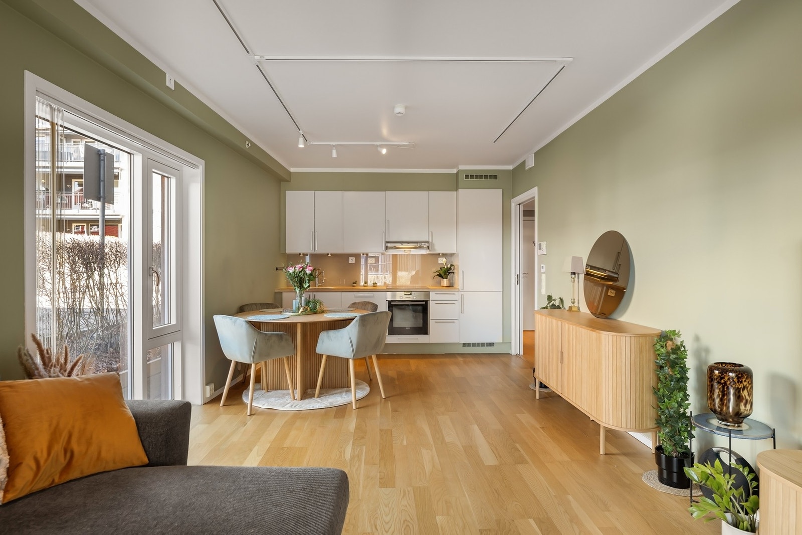 Stuen oppleves lys og fin grunnet sine store glassflater Galleribilde