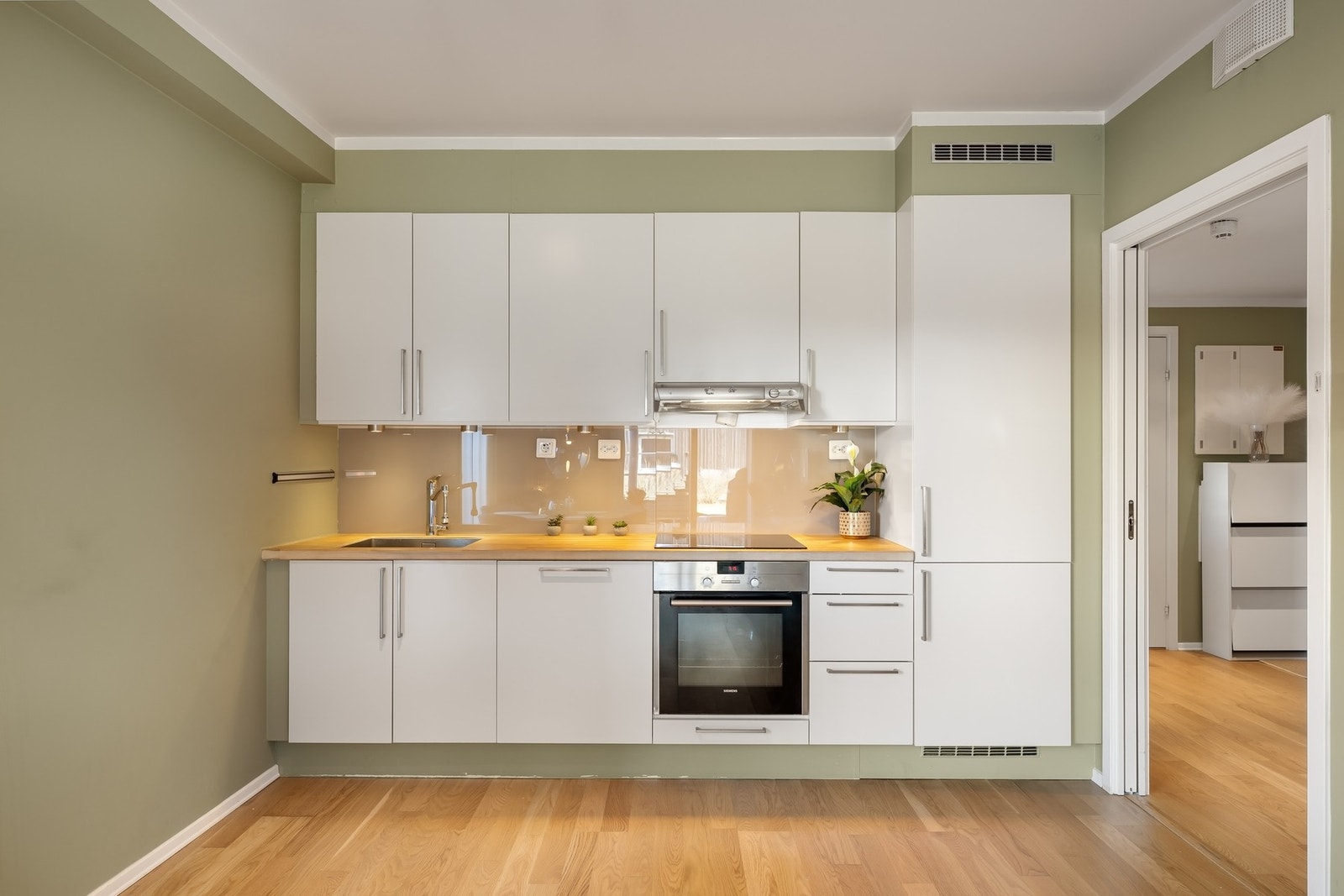 Gang skilles naturlig fra stue via skyvedør Galleribilde