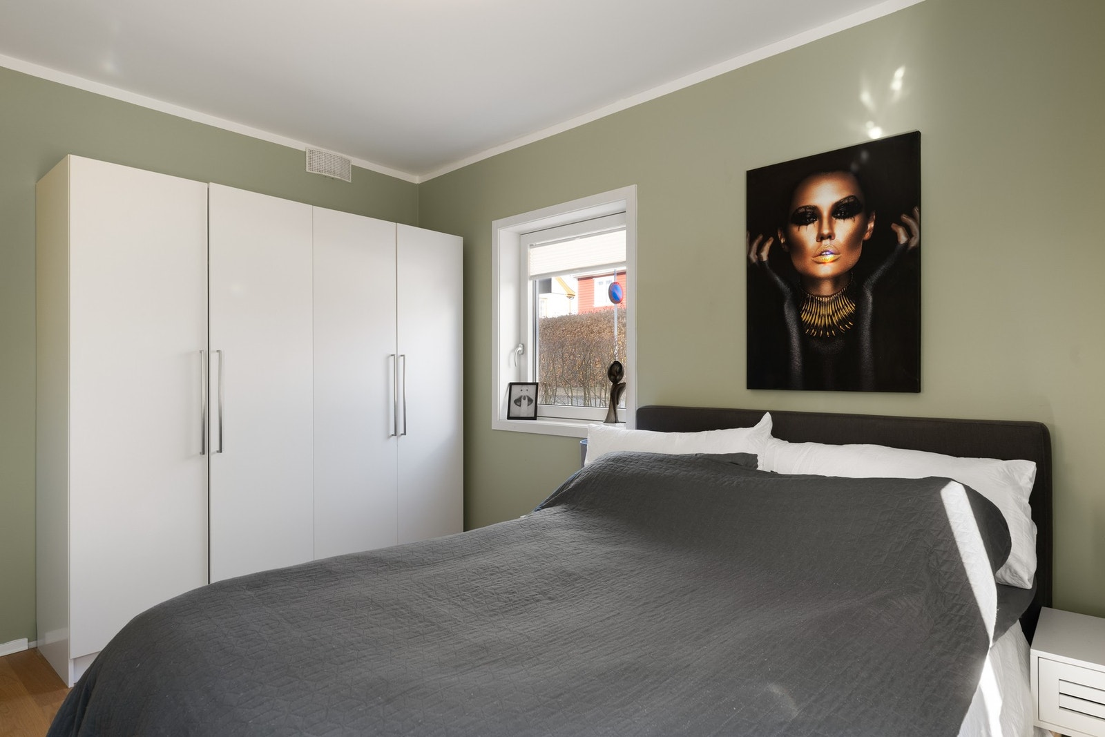 Rommet er svært romslig med god plass til soveromsmøblement Galleribilde