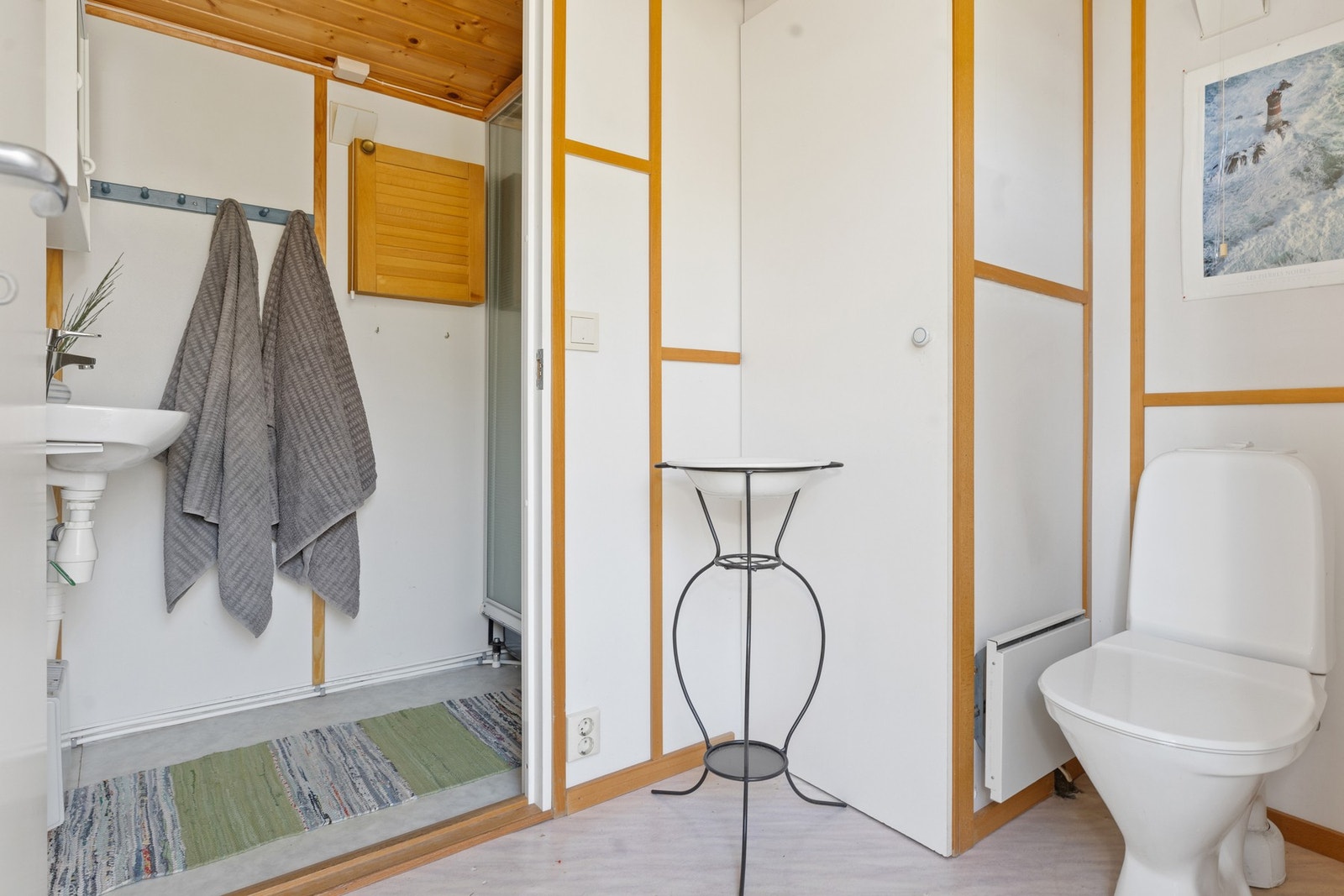 Utvendig bod er gjort om til et ekstra bad/vaskerom. Galleribilde