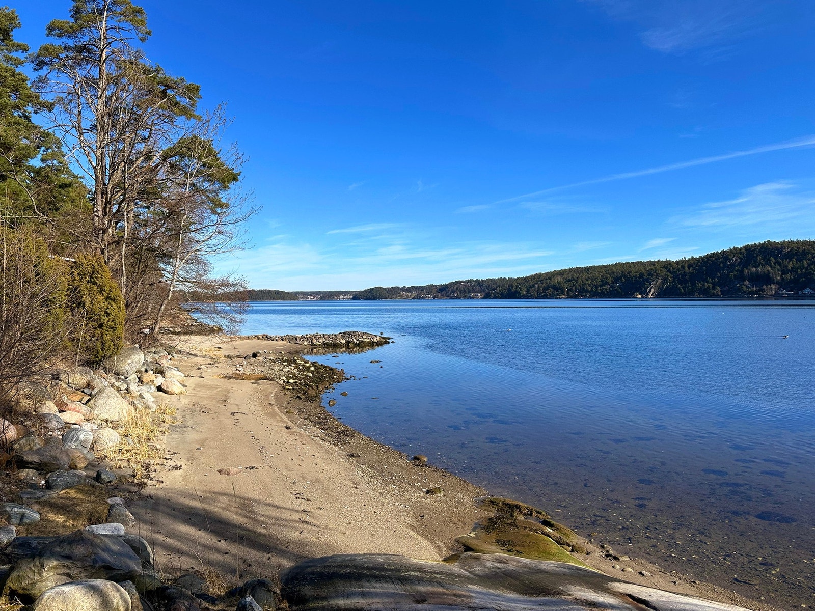 Få meter fremfor hytta er det tilrettelagt for bading fra fine sandstrender. Galleribilde