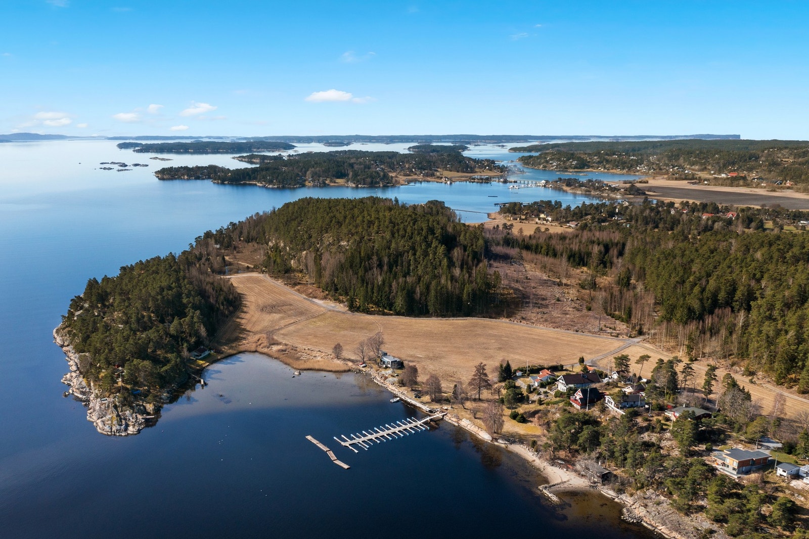 Med utsikt ut over Skjebergkilen er det lett å finne ro på denne hytta. Galleribilde