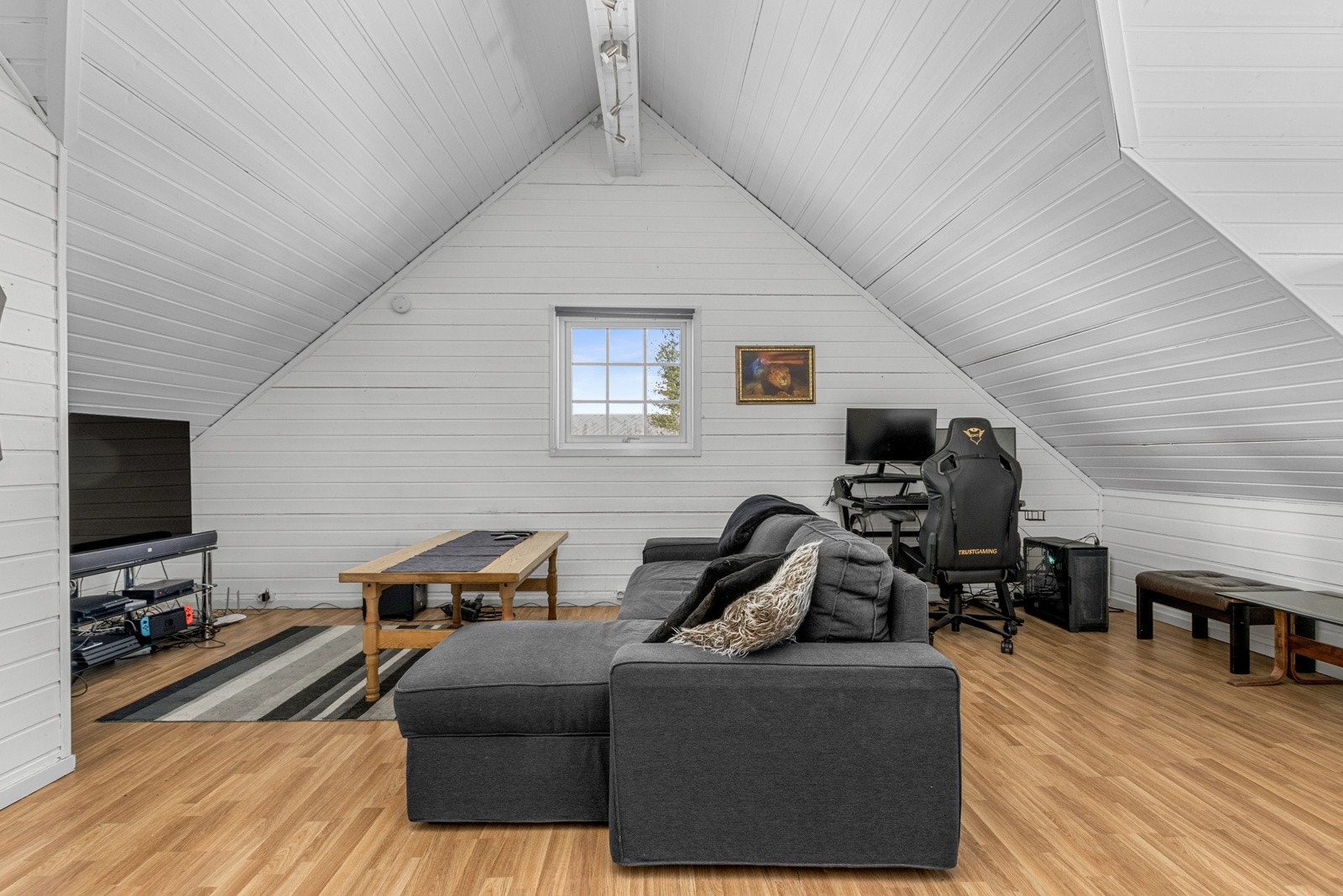 Stue i leilighet over garasje. Galleribilde