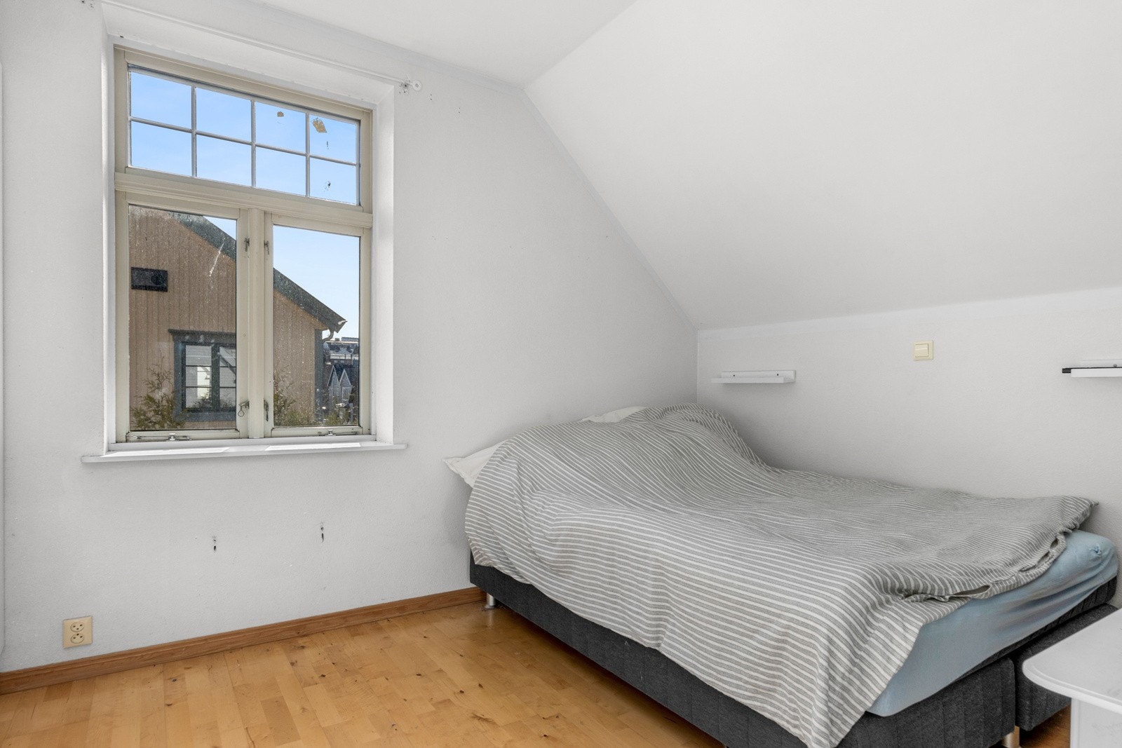 Soverom 2, 2. etasje Rommet er på byggegodkjente tegninger angitt som spsestue. Galleribilde