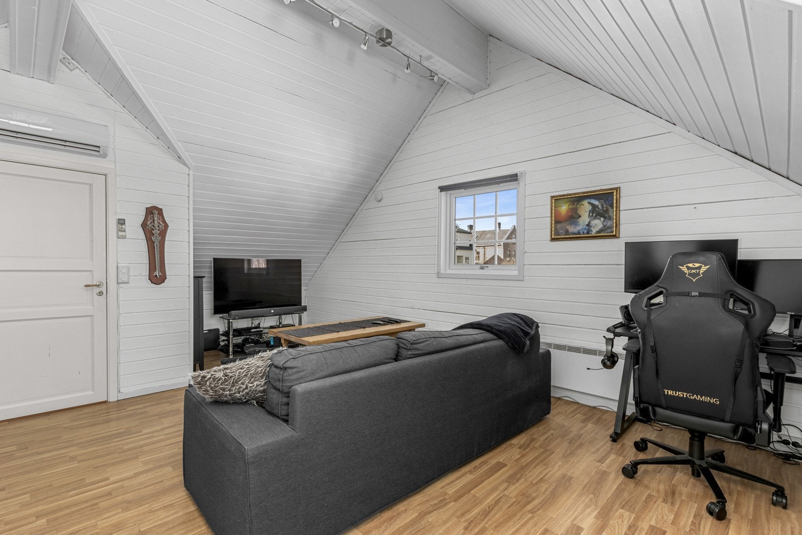 Stue i leilighet over garasje. Galleribilde