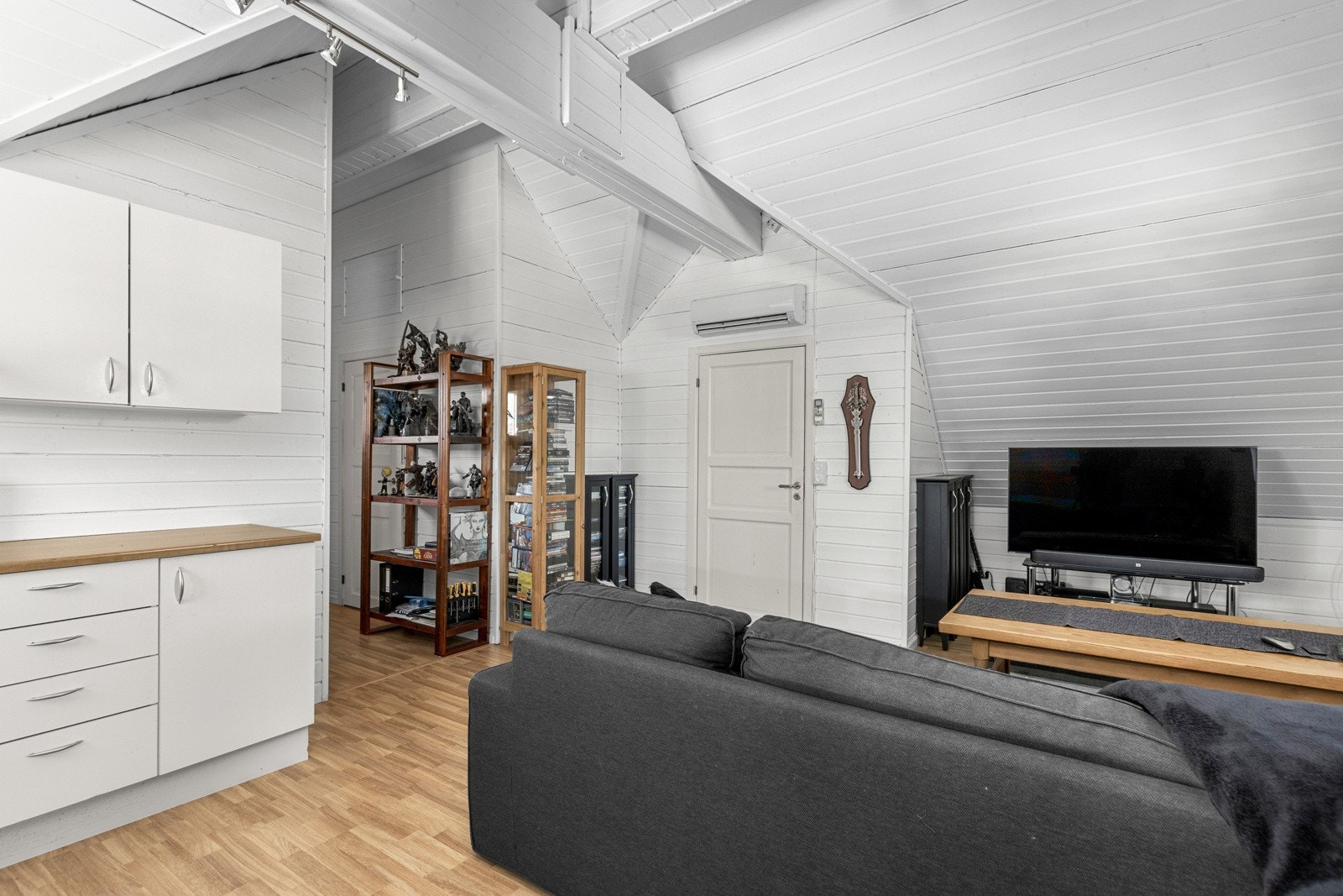 Stue i leilighet over garasje. Galleribilde