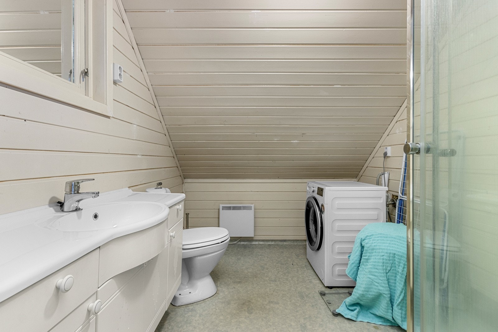 Bad i leilighet over garasje. Galleribilde