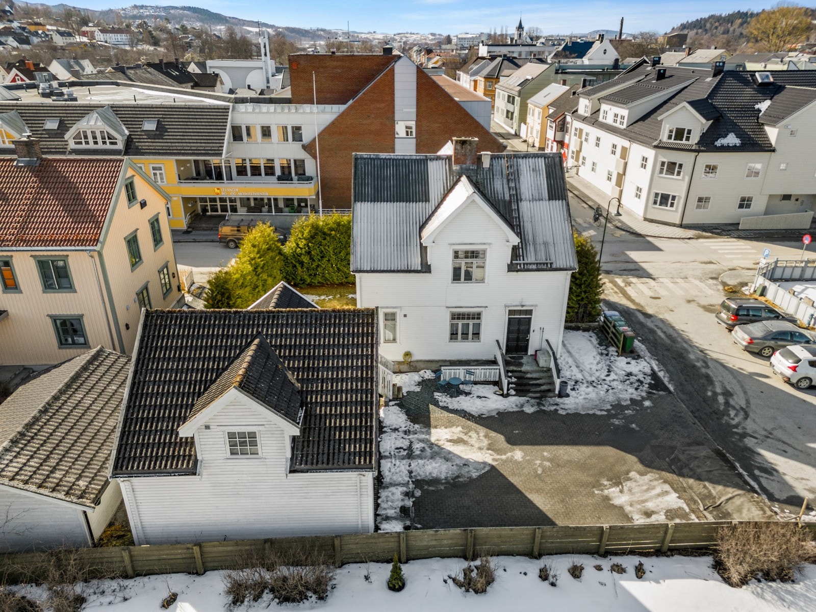 Innholdsrik eiendom i Levanger sentrum. Galleribilde