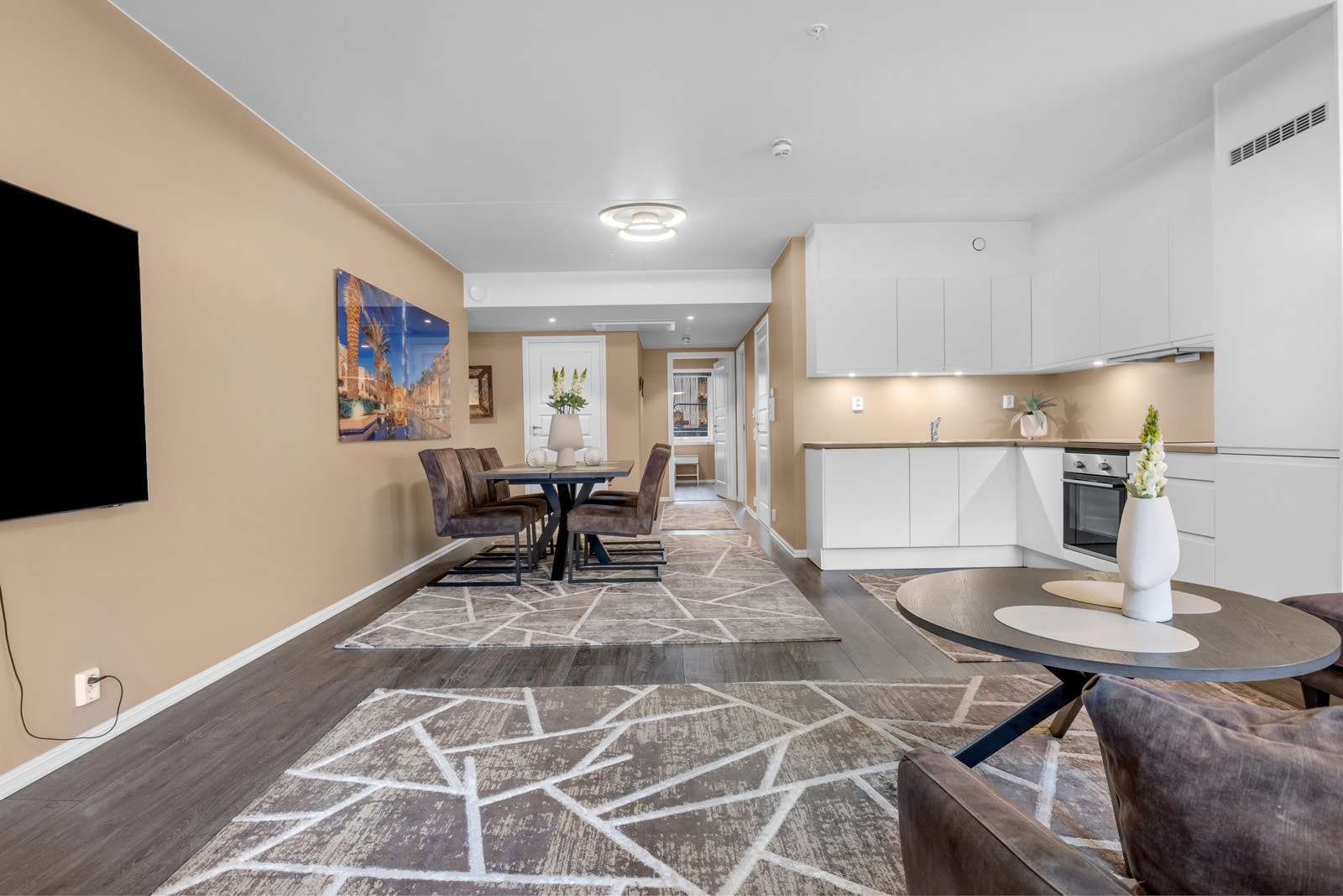 Rommet kan naturlig inndeles i to seksjoner - spisestuedel og TV-stuedel. Galleribilde