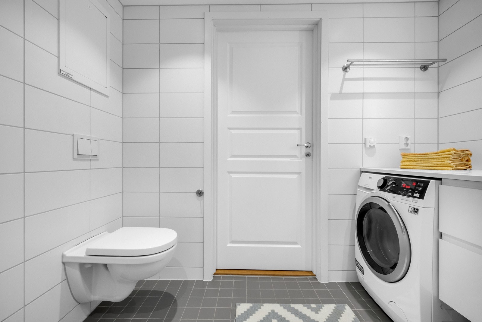 Baderomsinnredningen består av dusjhjørne, vegghengt toalett, heldekkende servant og vegghengt speil. Galleribilde