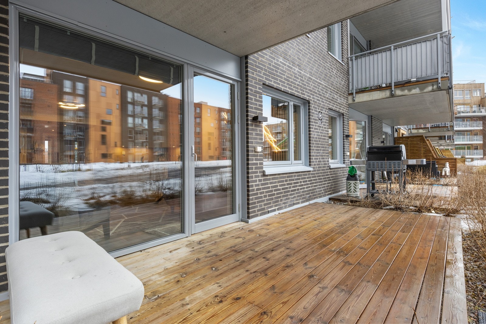 Her kan det benyttes ulike utemøbler som sittegruppe, elektrisk- eller gassgrill, potteplanter, lykter og lignende. Galleribilde