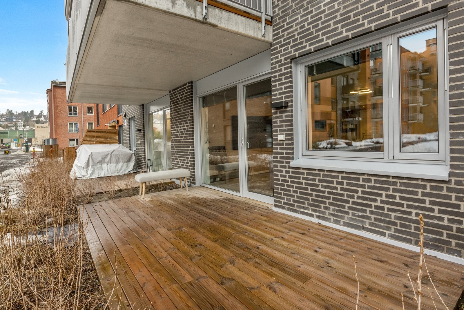 Fra stuen er det utgang til en delvis overbygd terrasse på ca. 11,8 kvm. Galleribilde