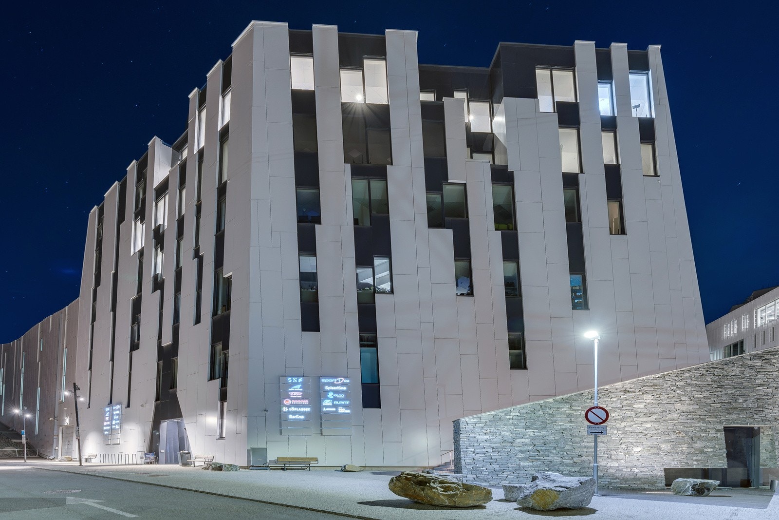 Kort vei til Snø helårsarena med innvendig skianlegg - populært for store og små! Galleribilde