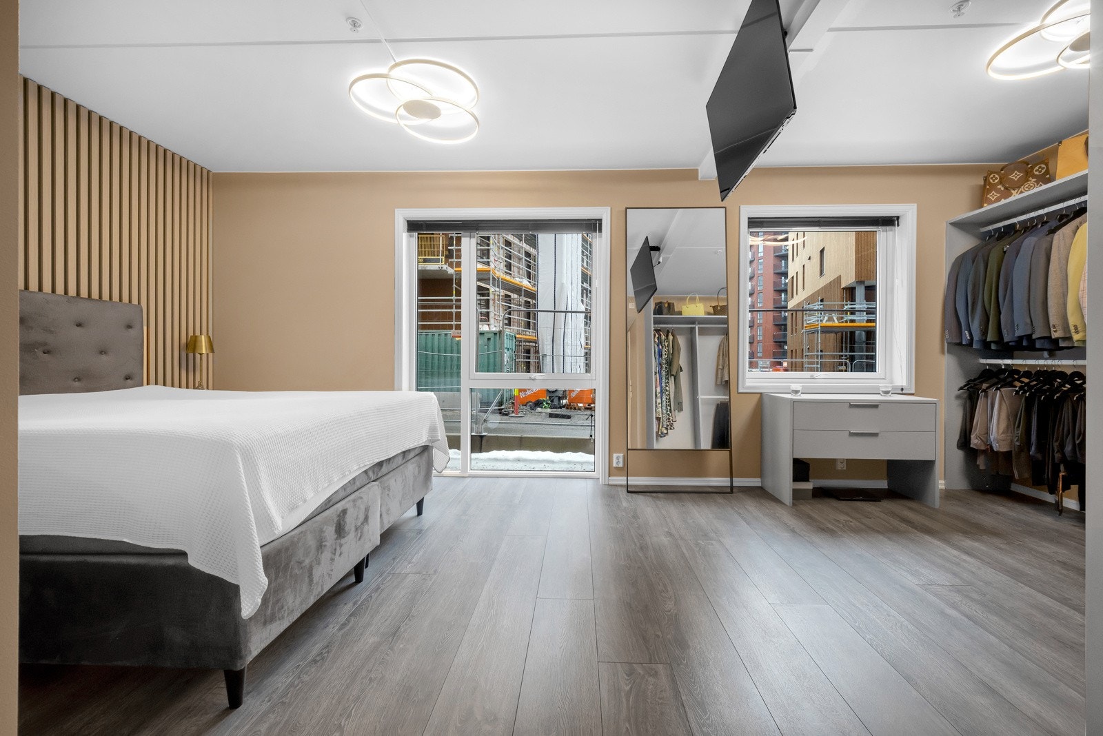 Opprinnelse har hovedsoverommet vært to soverom. Veggen har blitt fjernet for å få større soverom. Galleribilde