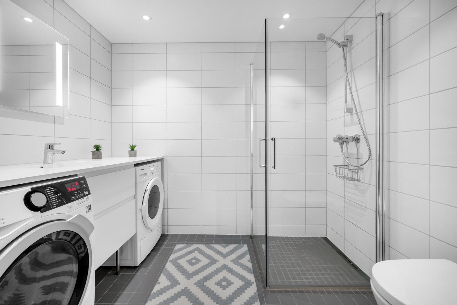 Bad ved gang: Opplegg til vaskemaskin og tørketrommel Galleribilde