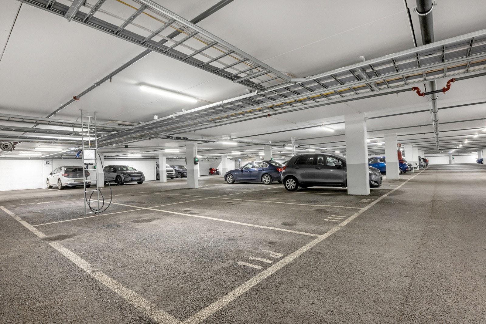 To garasjeplasser i felles garasjekjeller Galleribilde