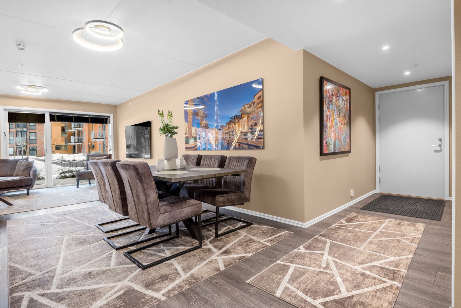 Laminatgulv og malte veggflater. Galleribilde