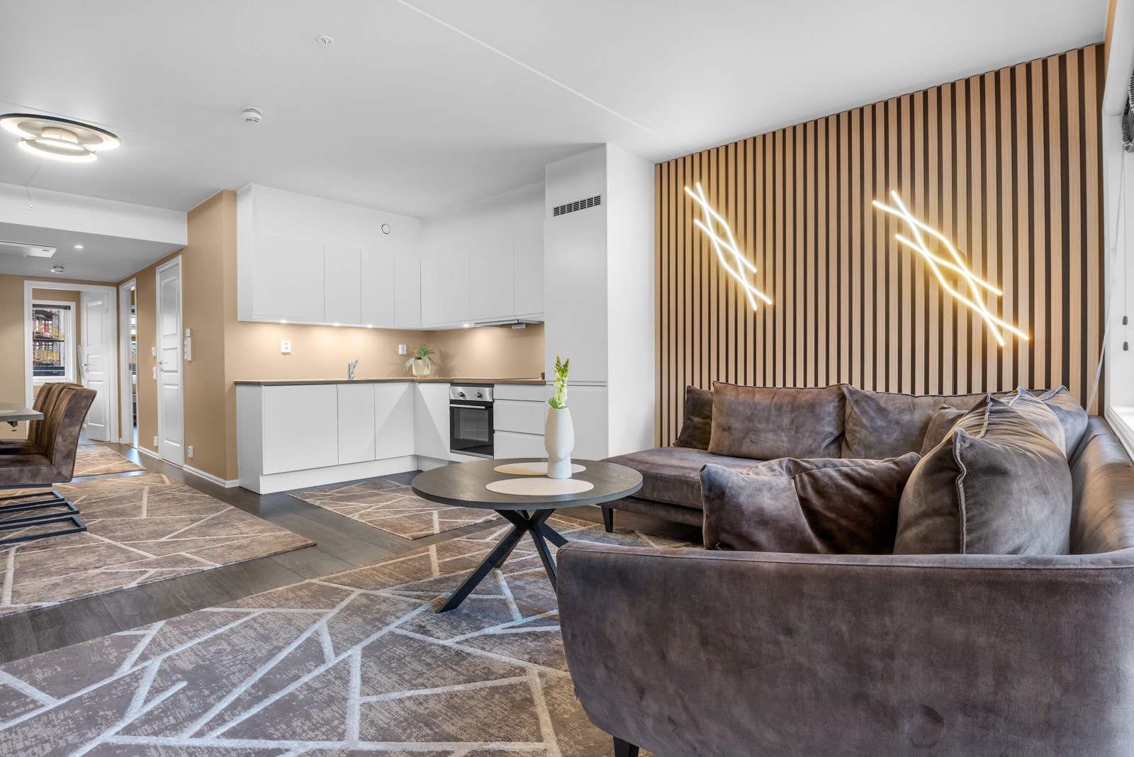 Romslig og moderne stue med åpen løsning mot kjøkkenet Galleribilde