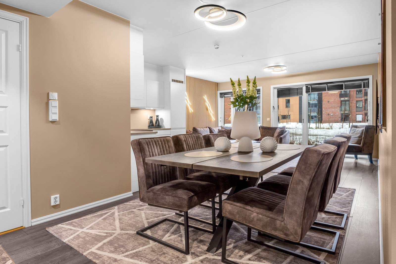 Godt med plass til et større spisebord der familien kan samles rundt. Galleribilde