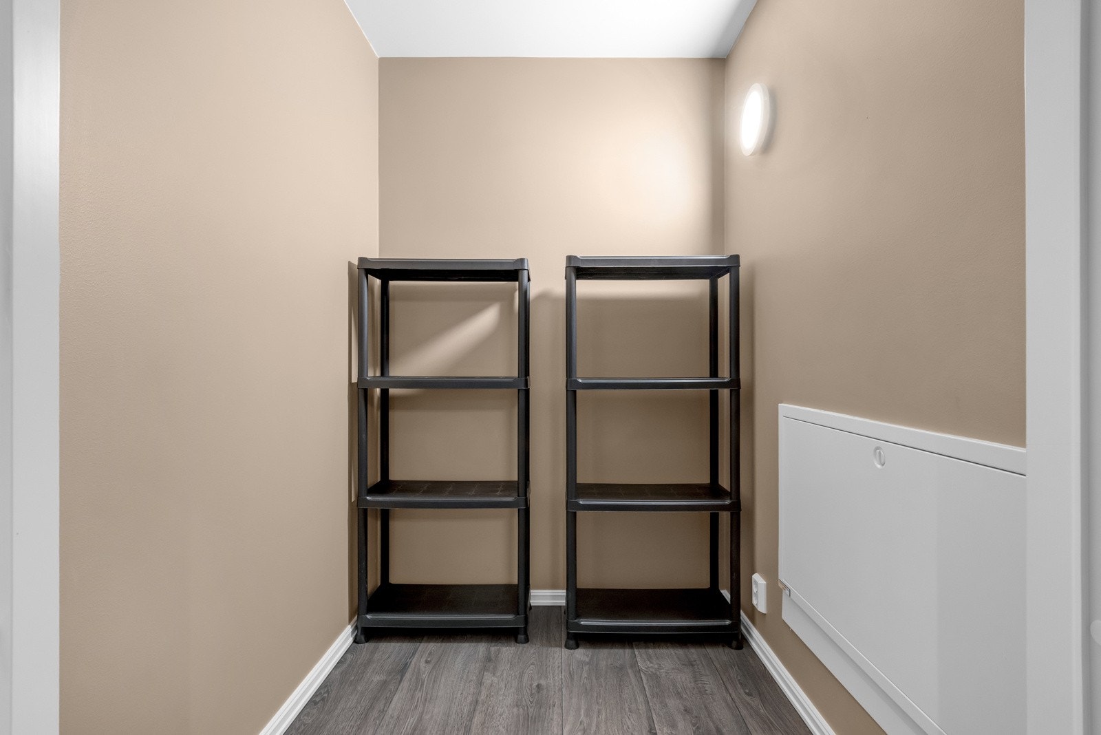 I boden kan det settes opp ulike hylleløsninger fo å gjøre organiserinen lettere. Galleribilde