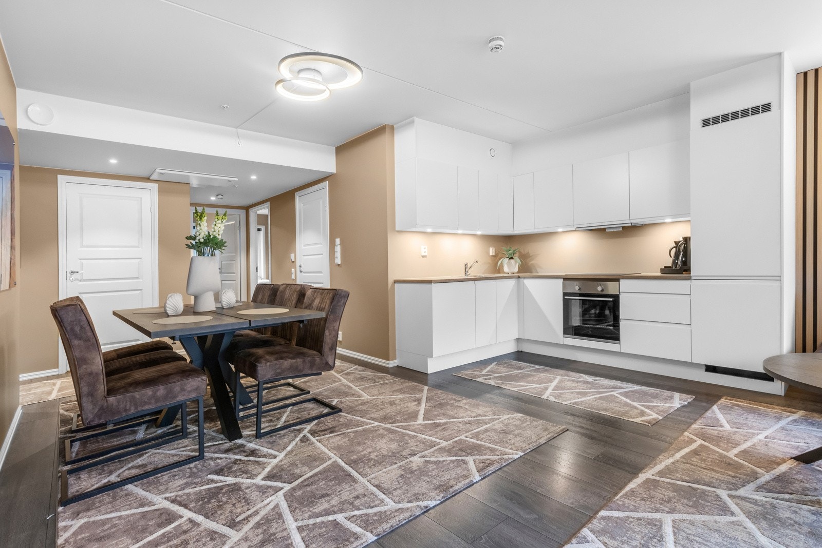 Integrert platetopp, komfyr, oppvaskmaskin og kjøl/frys. Galleribilde