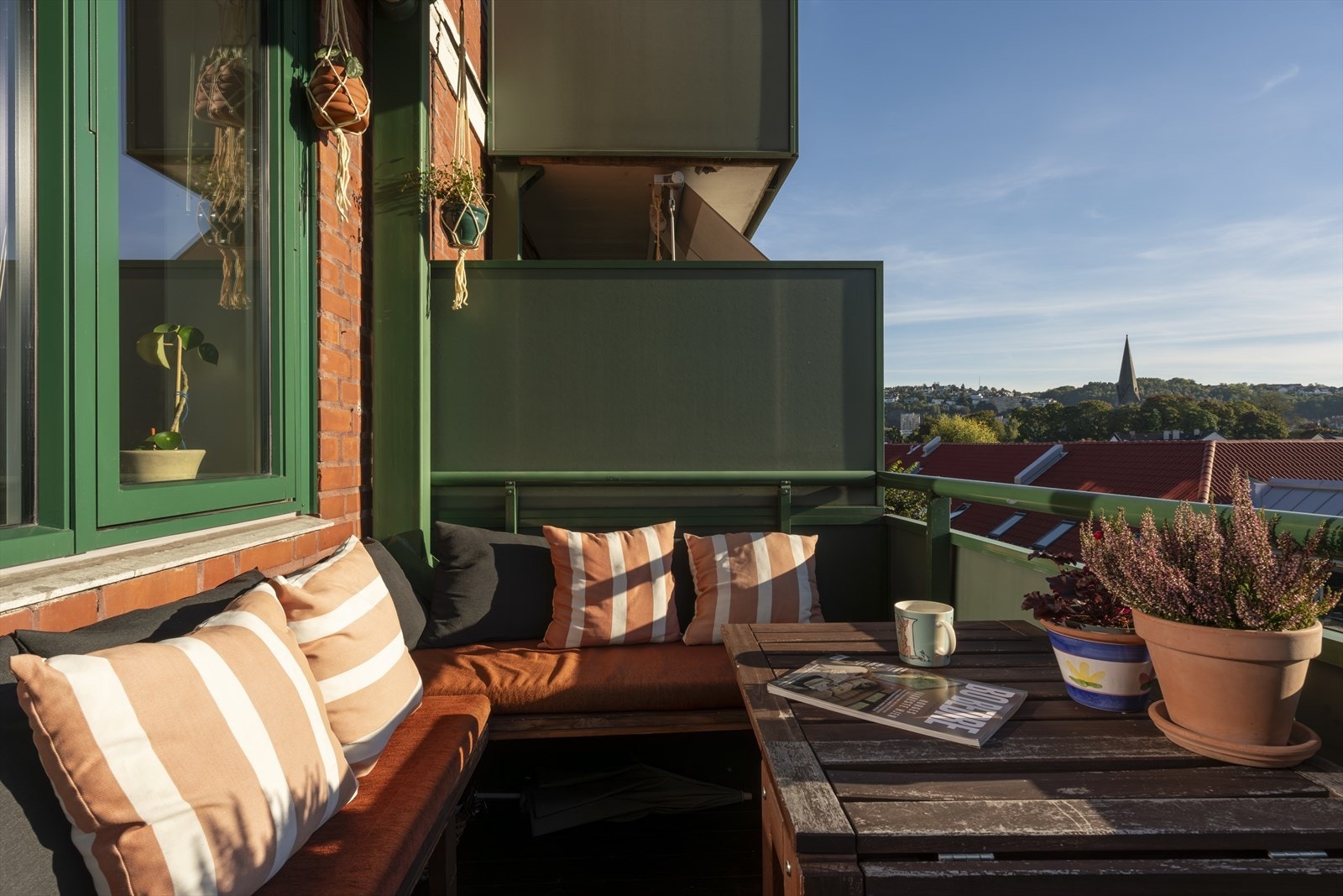 Balkongen er bare helt fantastisk, den kan tas i bruk med en gang det blir mildere i været. Fra mars til oktober. Galleribilde