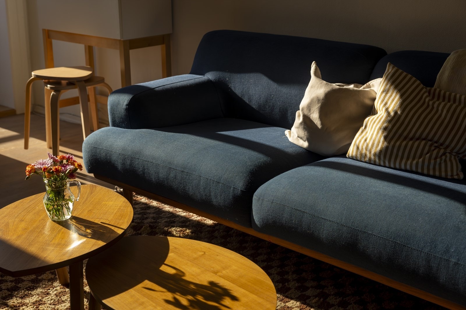 Stuen "bader" i naturlig sollys både sommer og vinter, i og med at den vender mot sydvest. Galleribilde