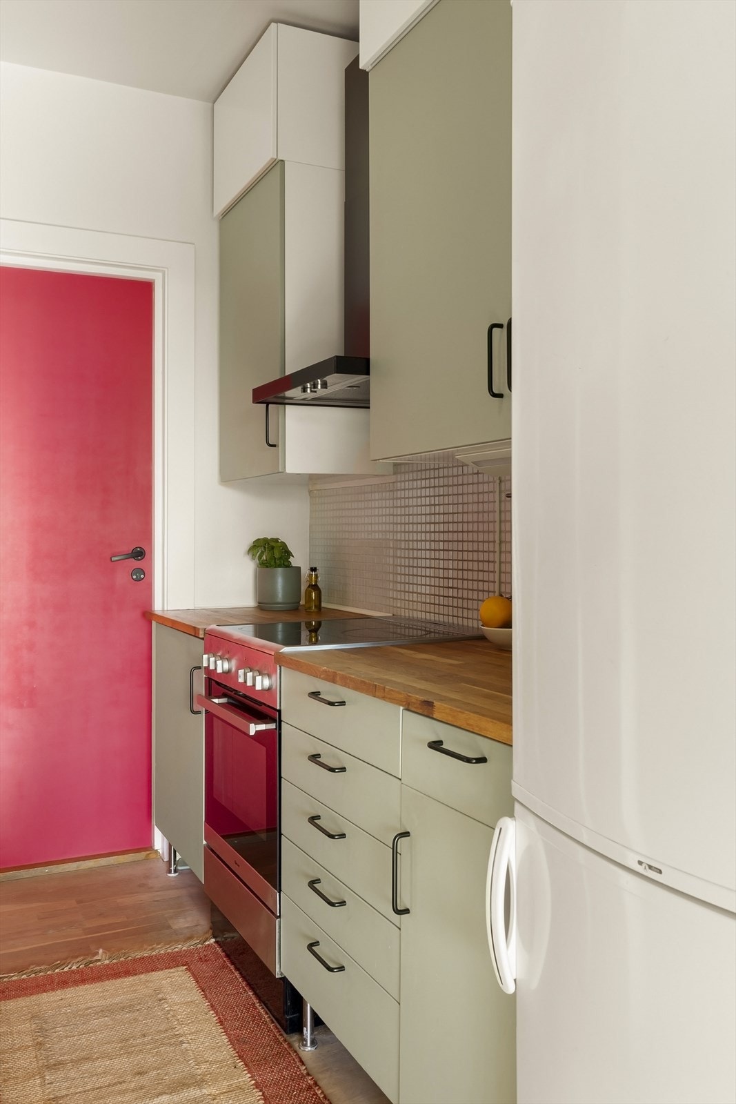 Kjøkkenet består av frittstående hvitevarer og oppvaskmaskin. Galleribilde