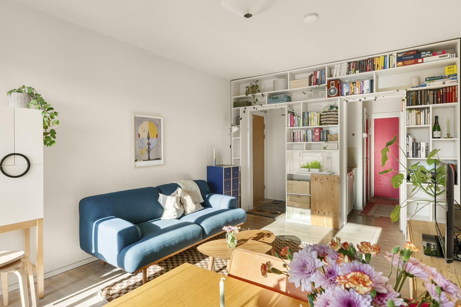 Stilig, plassbygget oppbevaringshylle i stue. Galleribilde