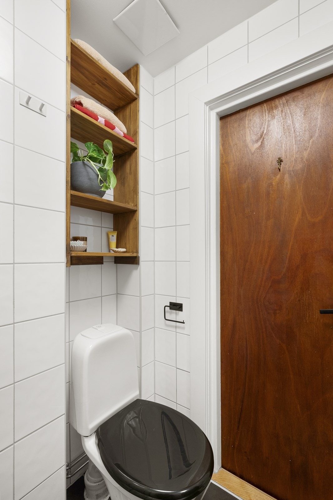 Praktiske hyller til oppbevaring over toalettet. Galleribilde