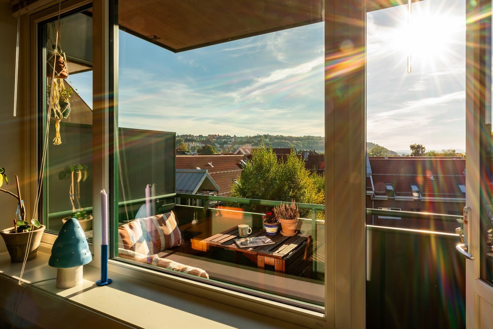 Dype vinduskarmer, perfekt for pyntegjenstander og planter. Galleribilde