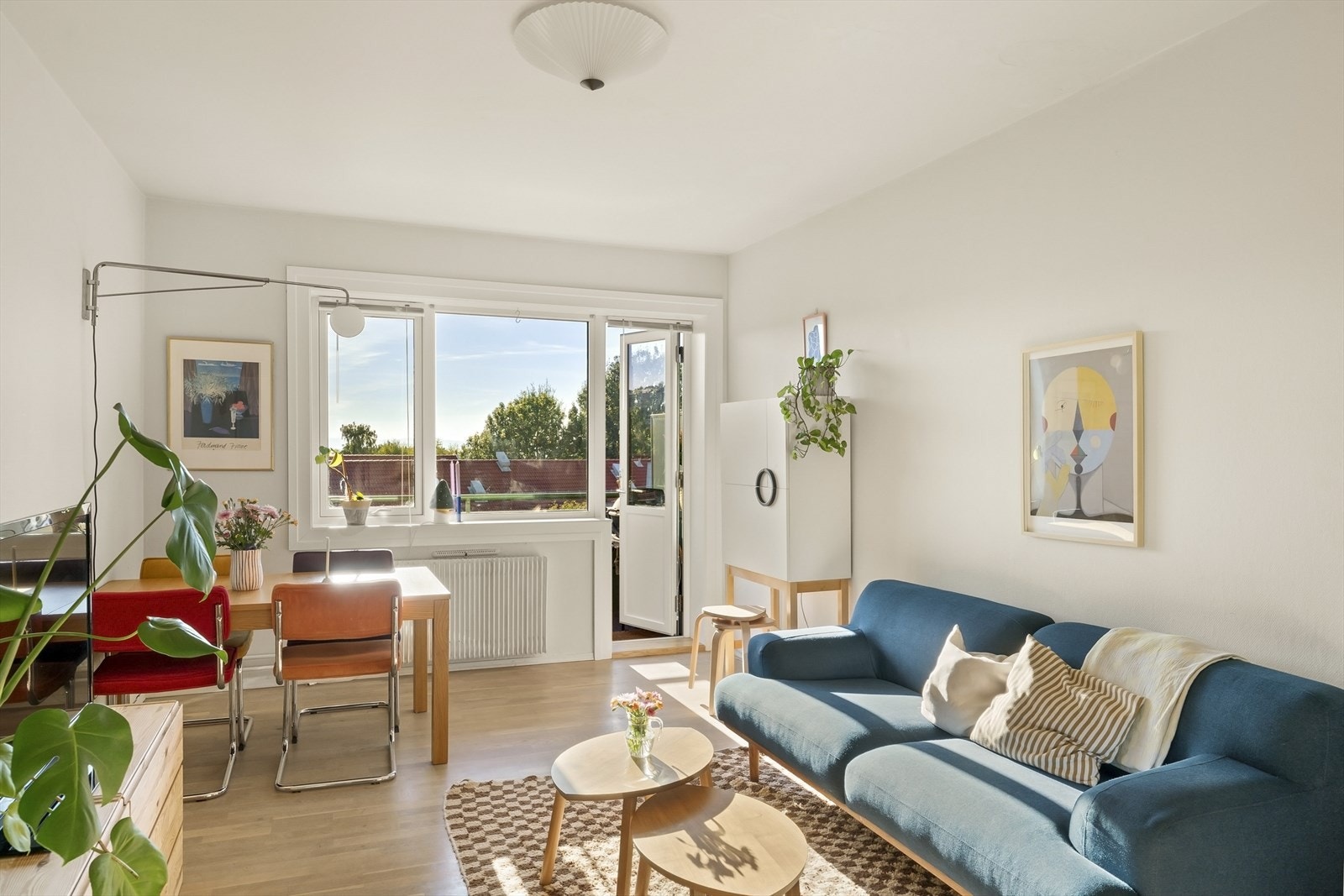 De store vindusflatene og balkongdøren slipper inn godt dagslys. Galleribilde