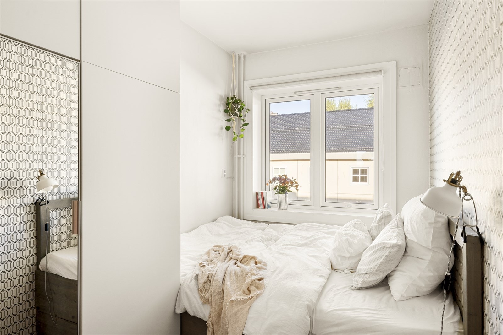 Soverommet er godt utnyttet med plassbygget seng med gode lagringsmuligheter under, samt plass til garderobeskap. Galleribilde