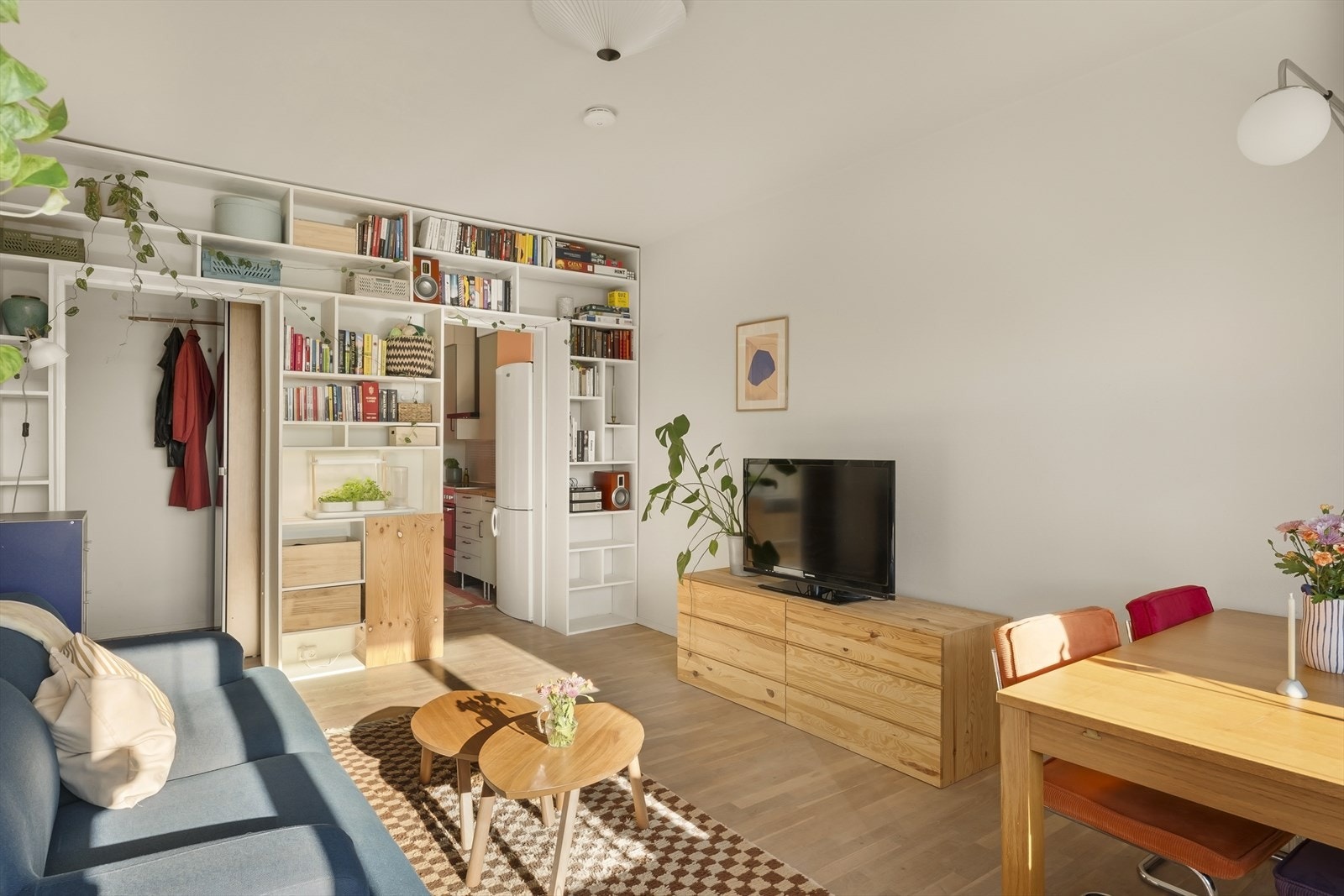 Naturlig plass til TVen ovenfor sofagruppen. Galleribilde