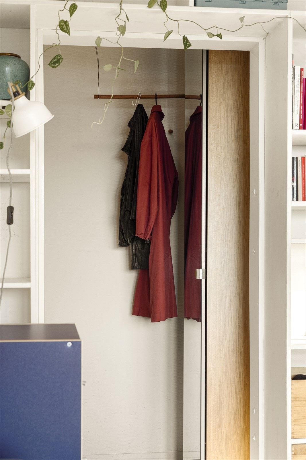 Entréen har plass til oppbevaring av både jakker og sko. Galleribilde