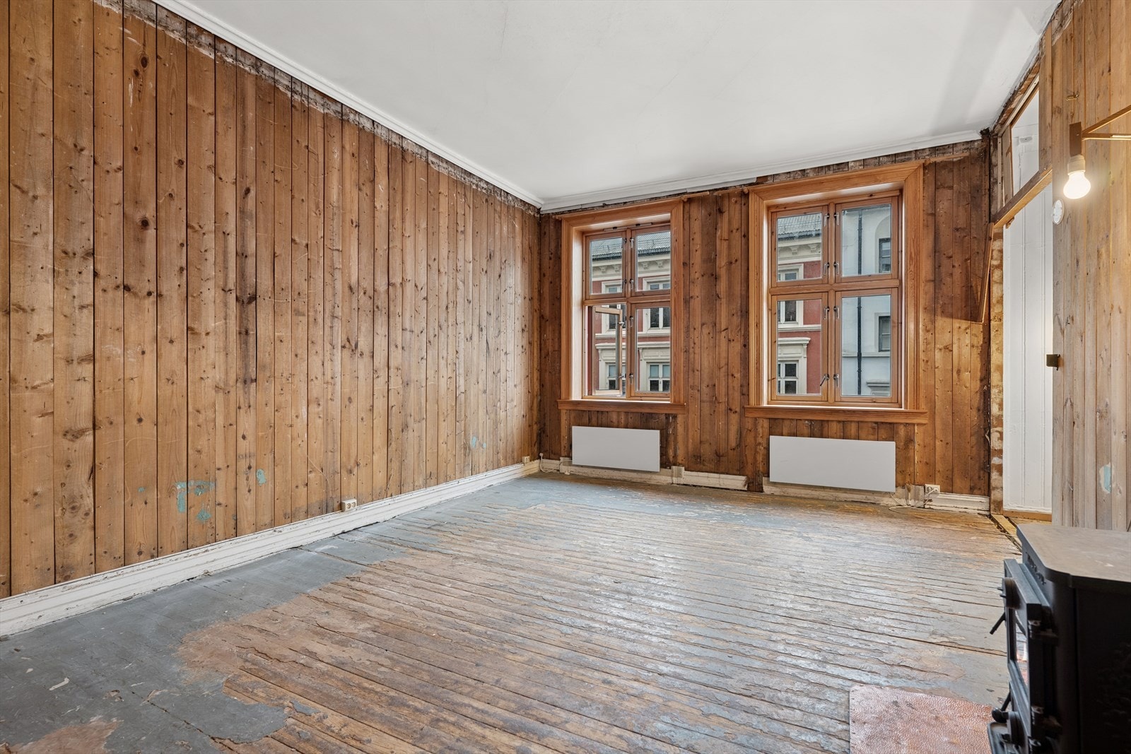 Det er tregulv i store deler av leiligheten og peisovn i stuen. Galleribilde