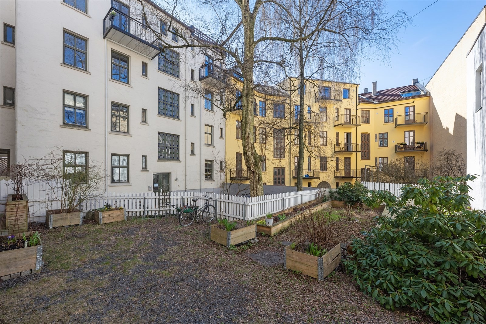 Hyggelig felles opparbeidet bakgård til borettslaget. Velkommen! Galleribilde