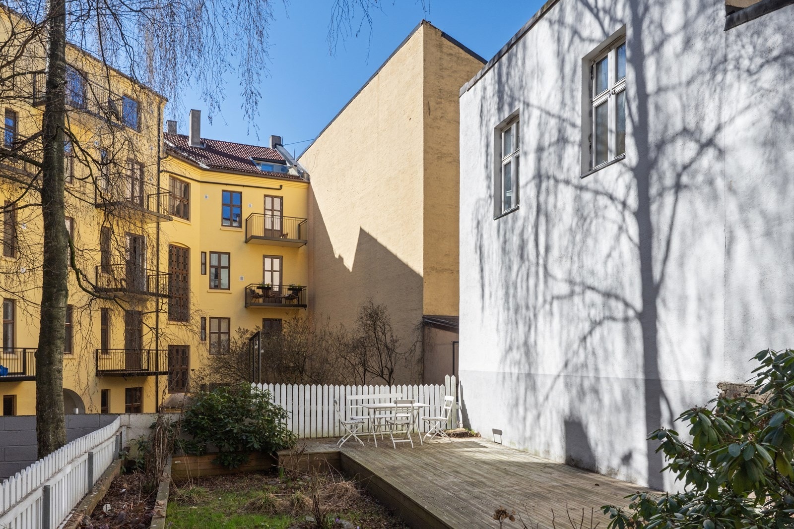 Hyggelig solrik uteplass. Galleribilde