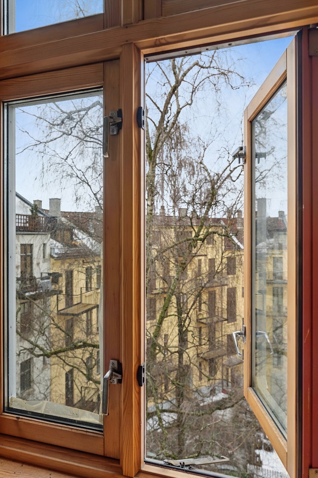 Utsikt til bakgården fra soverom. Galleribilde