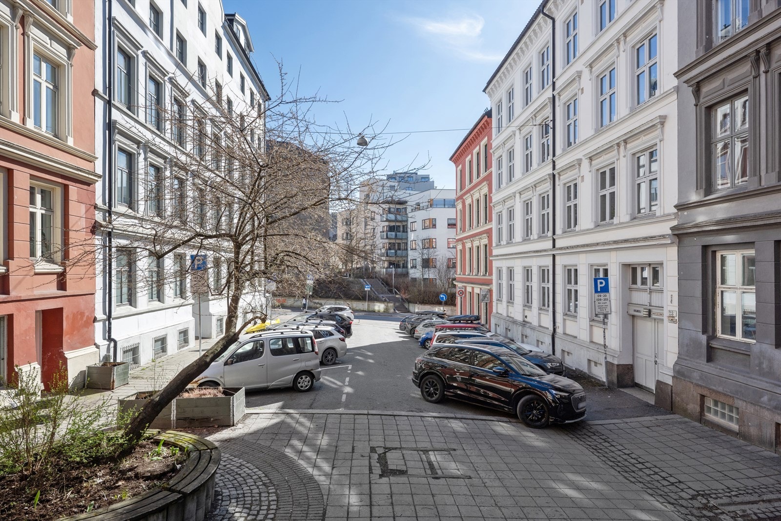 Fasaden vender ut mot rolig gate med gateparkering. Galleribilde