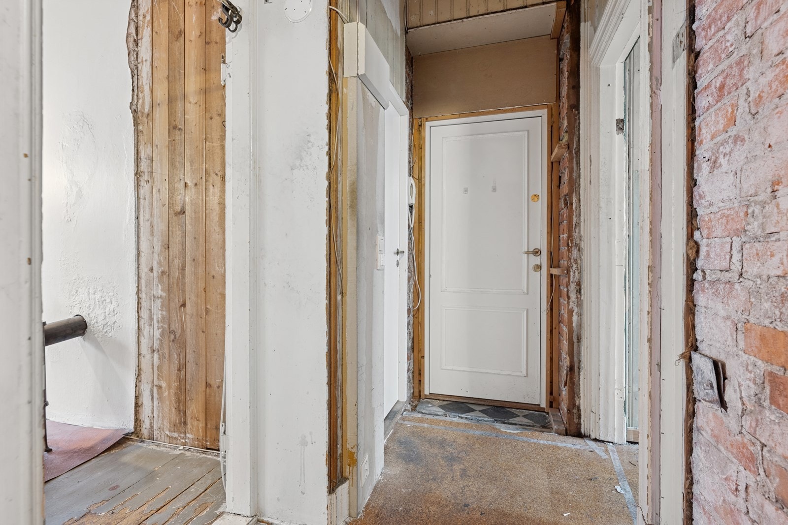 Hele leiligheten fremstår som renoveringsprosjekt. Galleribilde