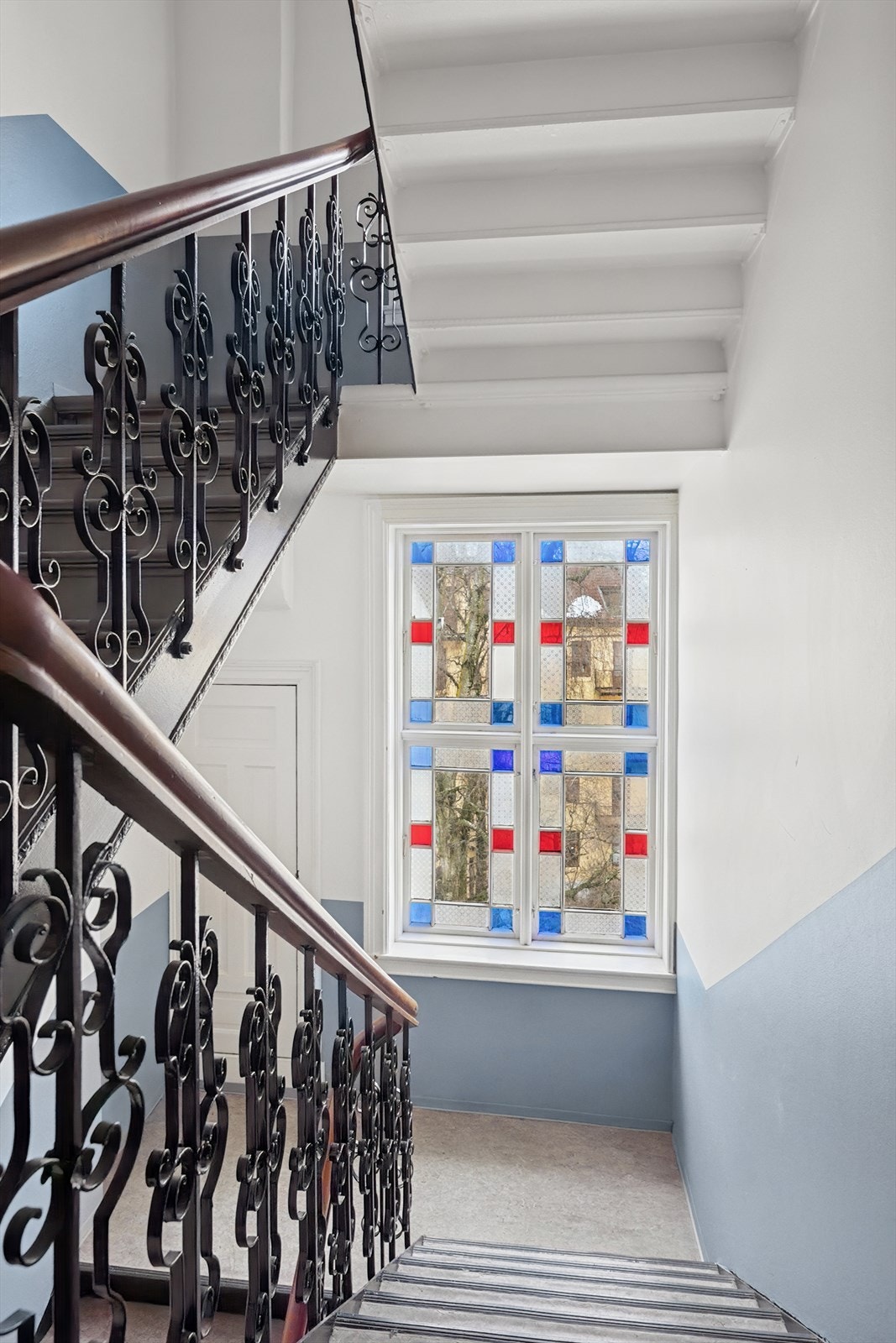 Felles trappegang med flott dekorert vindu. Galleribilde