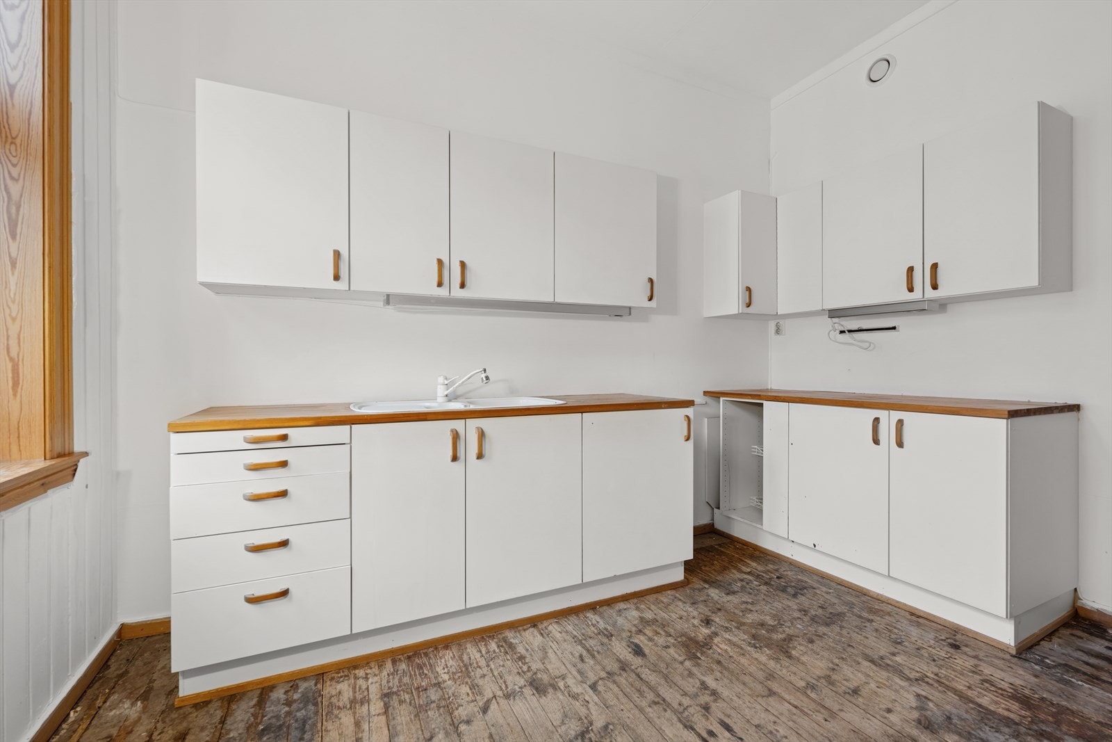 Innredning med hvite slette fronter. Galleribilde