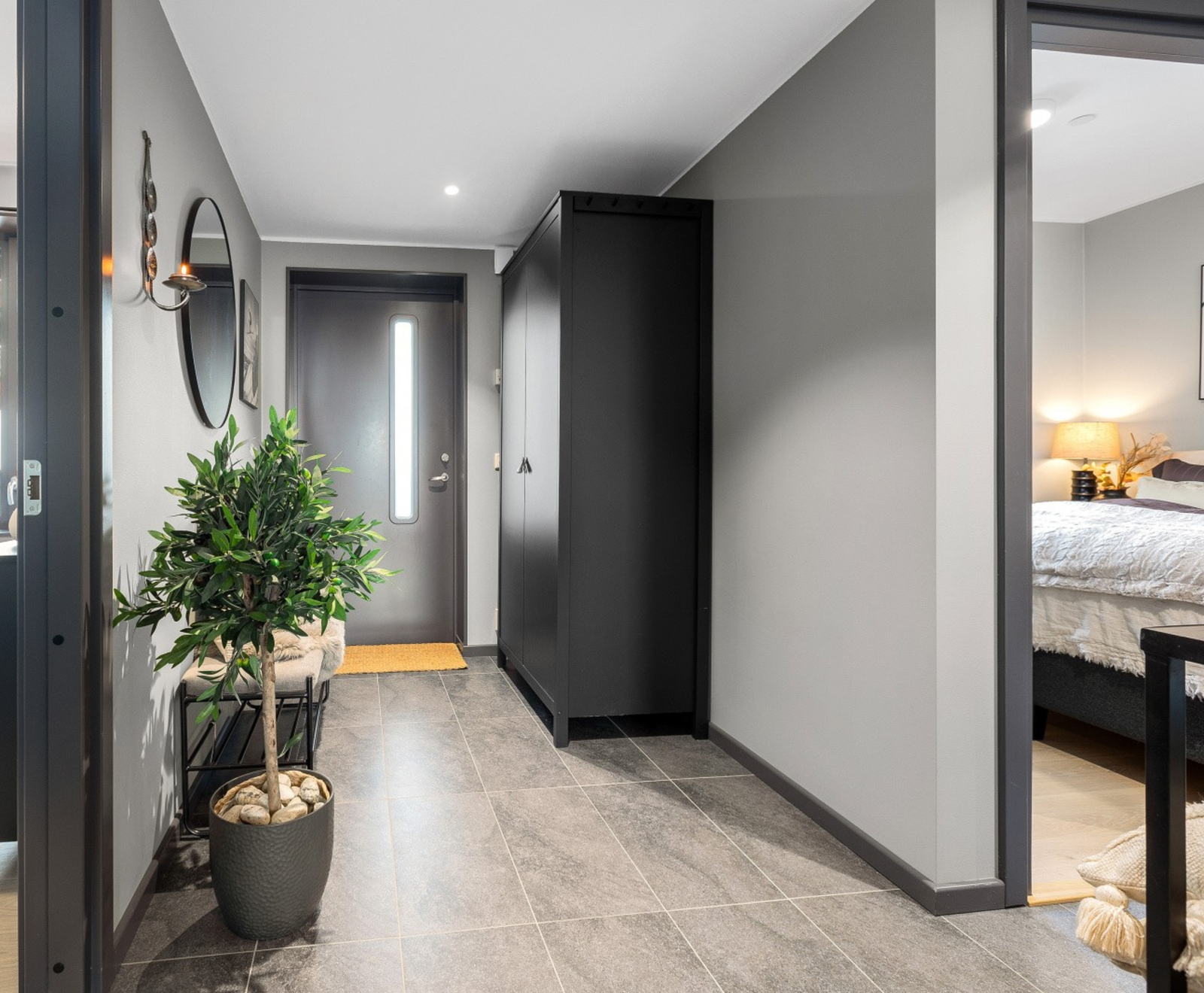 Romslig gang med fliser på gulv Galleribilde