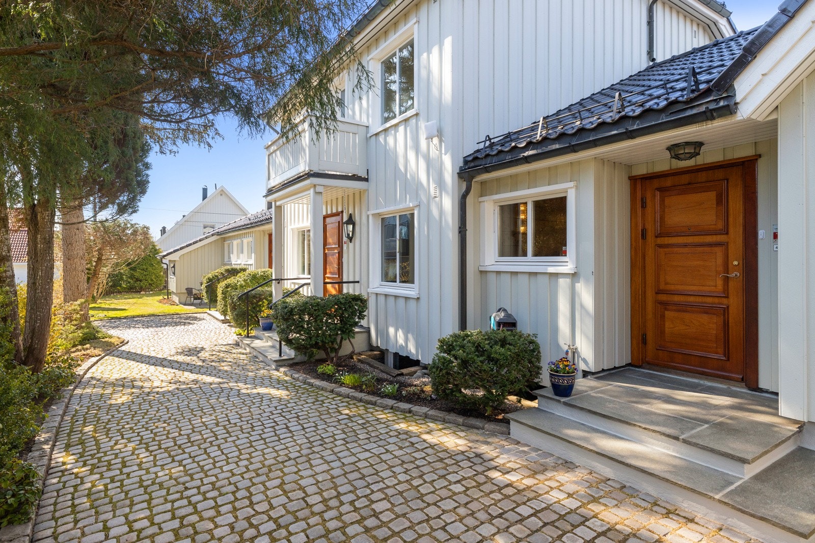 Det medfølger parkeringsplass på egen tomt. Galleribilde