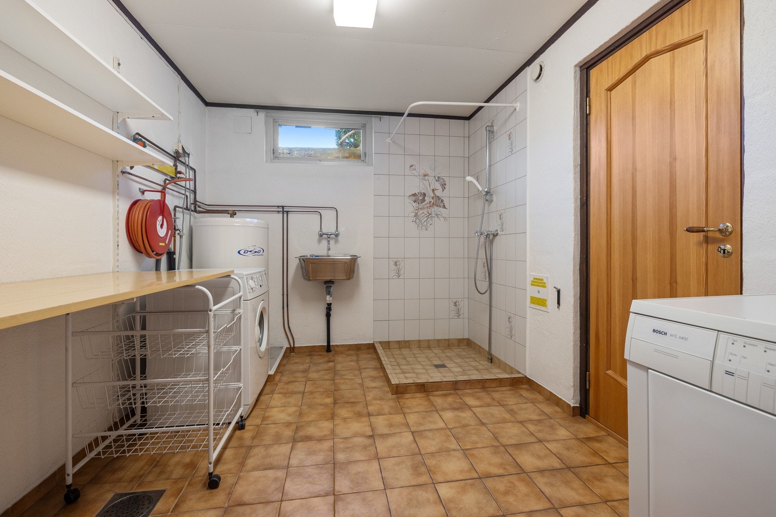 Badet i kjelleren er fra byggeår og har en flislagt dusj. Galleribilde