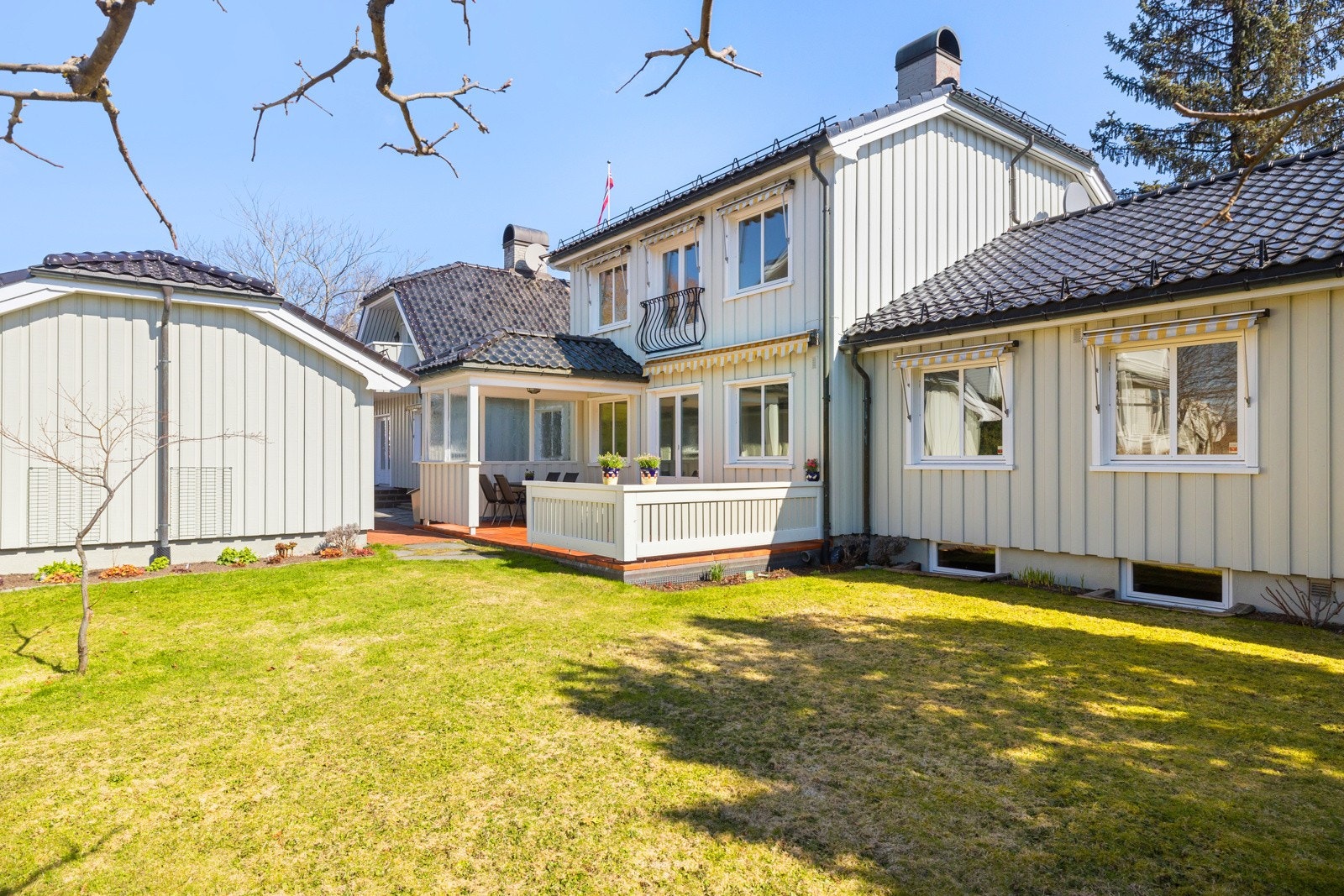 Solrikt uteområde. Galleribilde