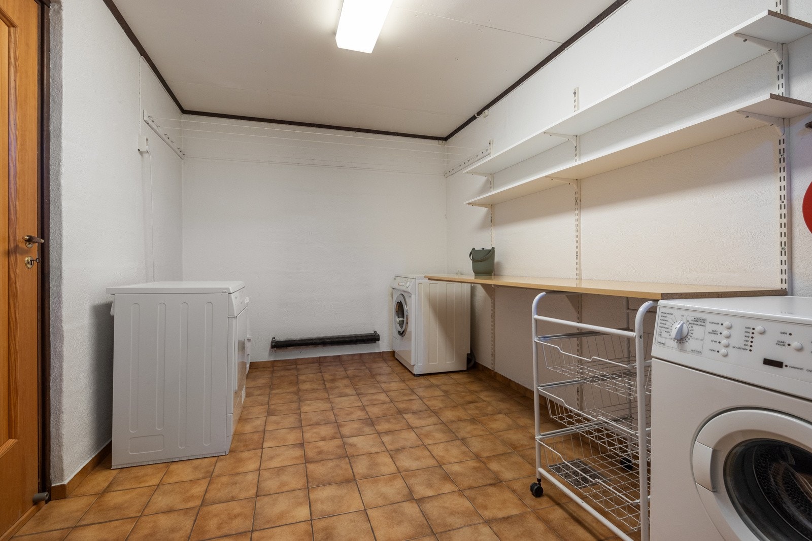 Rommet er praktisk utformet med opplegg for både vaskemaskin og tørketrommel, noe som gjør det funksjonelt som vaskerom i tillegg til bad. Galleribilde
