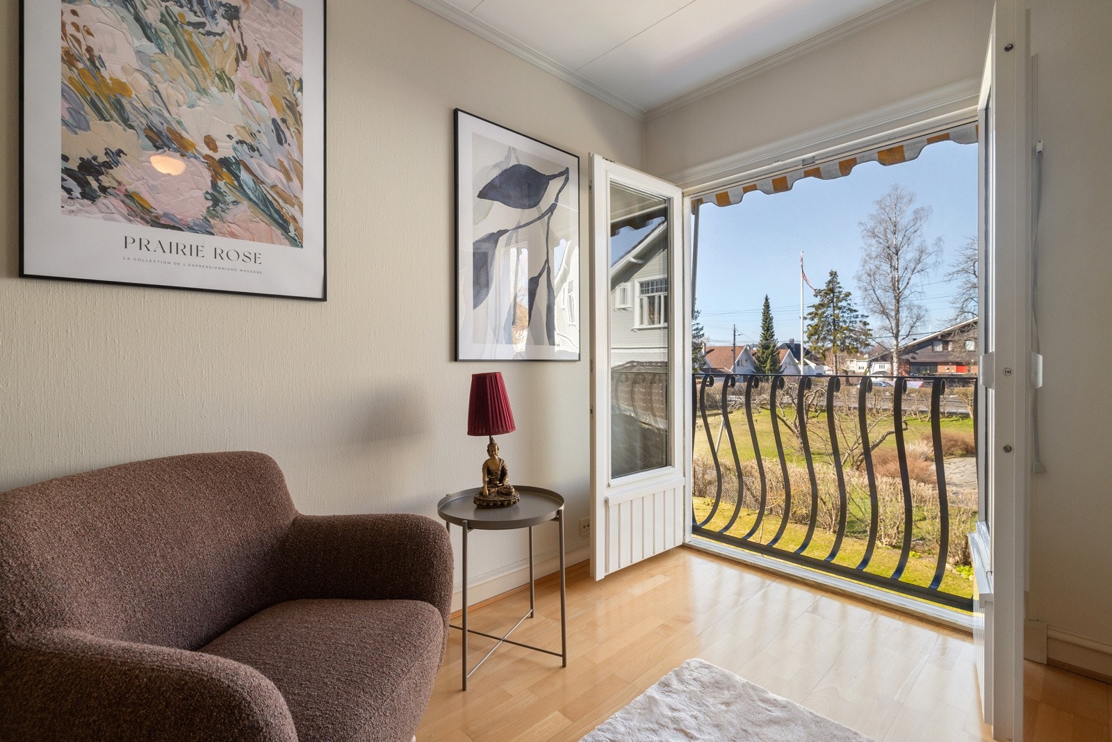 Dette rommet har også en fransk balkong som slipper inn ekstra lys og luft. Galleribilde